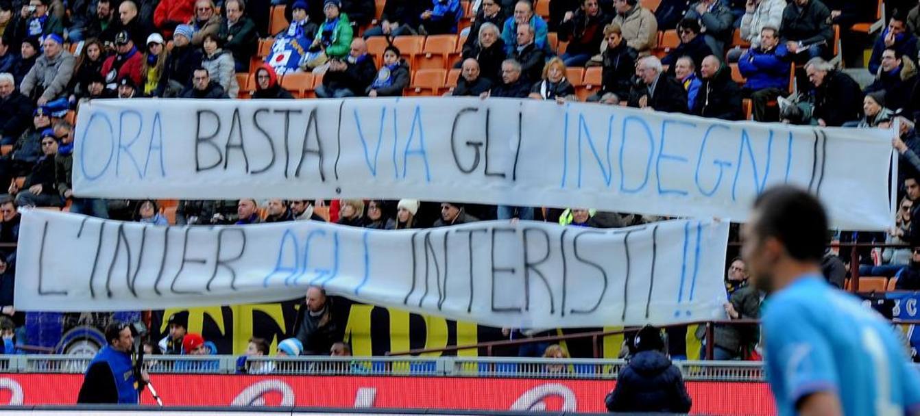 Altri striscioni esposti dai tifosi durante Inter-Catania. Bozzani